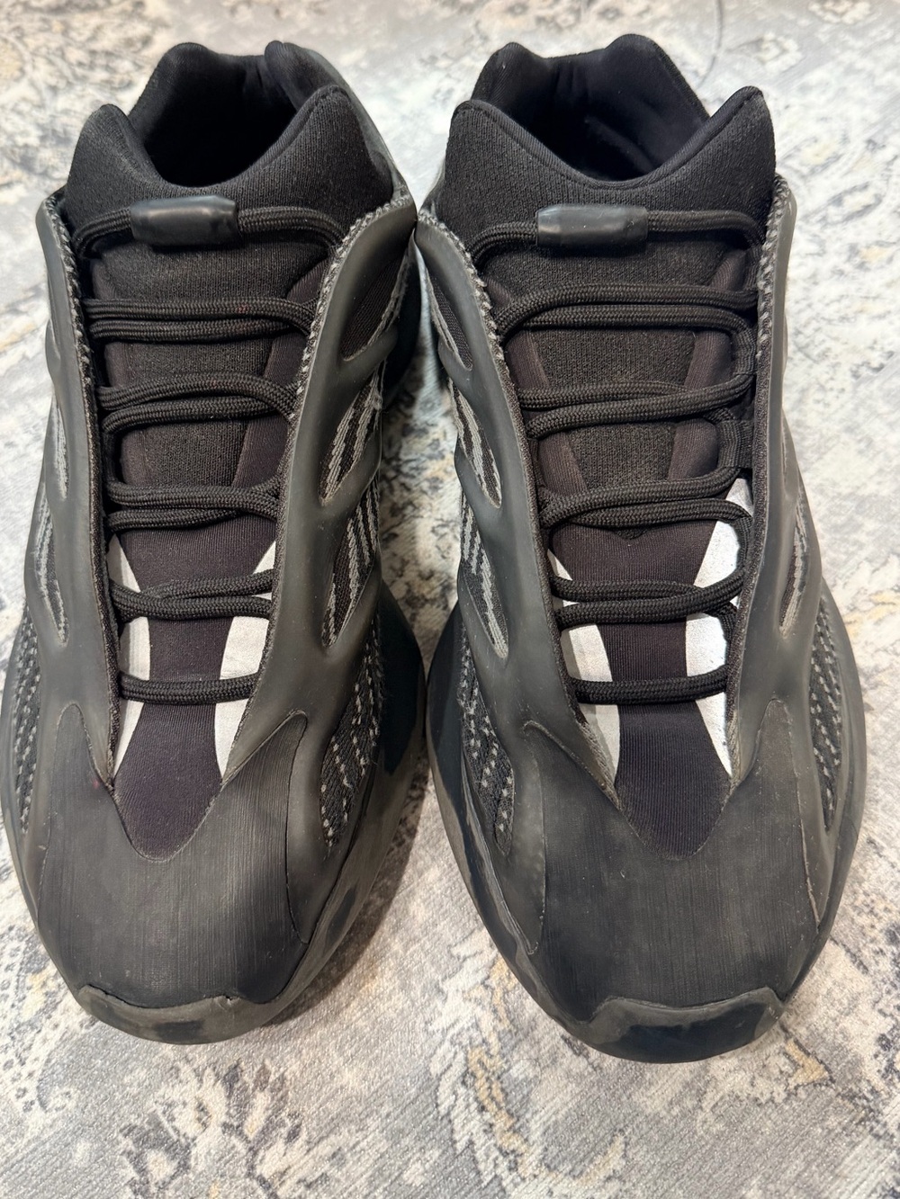 Adidas Yeezy 700 V3 Dark Glow GX6144 Men’s Size 9 Black Sneakers